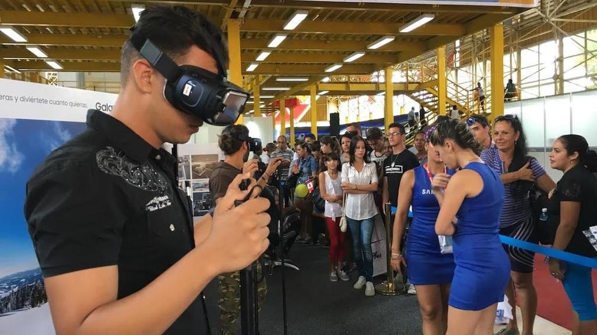 Un joven cubano prueba la tecnología de realidad virtual de la empresa surcoreana Samsung en Feria Internacional de La Habana (FIHAV 2016).