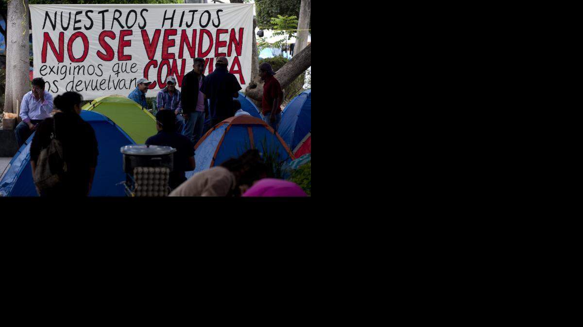 
La tension y furia aumenta entre todos los mexicanos pero se siente en particular entre los estudiantes que claman “Vivos se los llevaron, vivos los queremos” ante un caso que desvela día a día el horror de la violencia del narco y la corrupción en el país.
