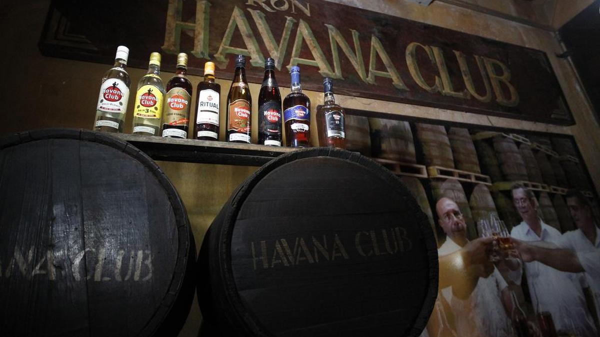 Vista de botellas del ron Havana Club junto a los toneles de añejamiento este 26 de febrero del 2016, en La Habana (Cuba).