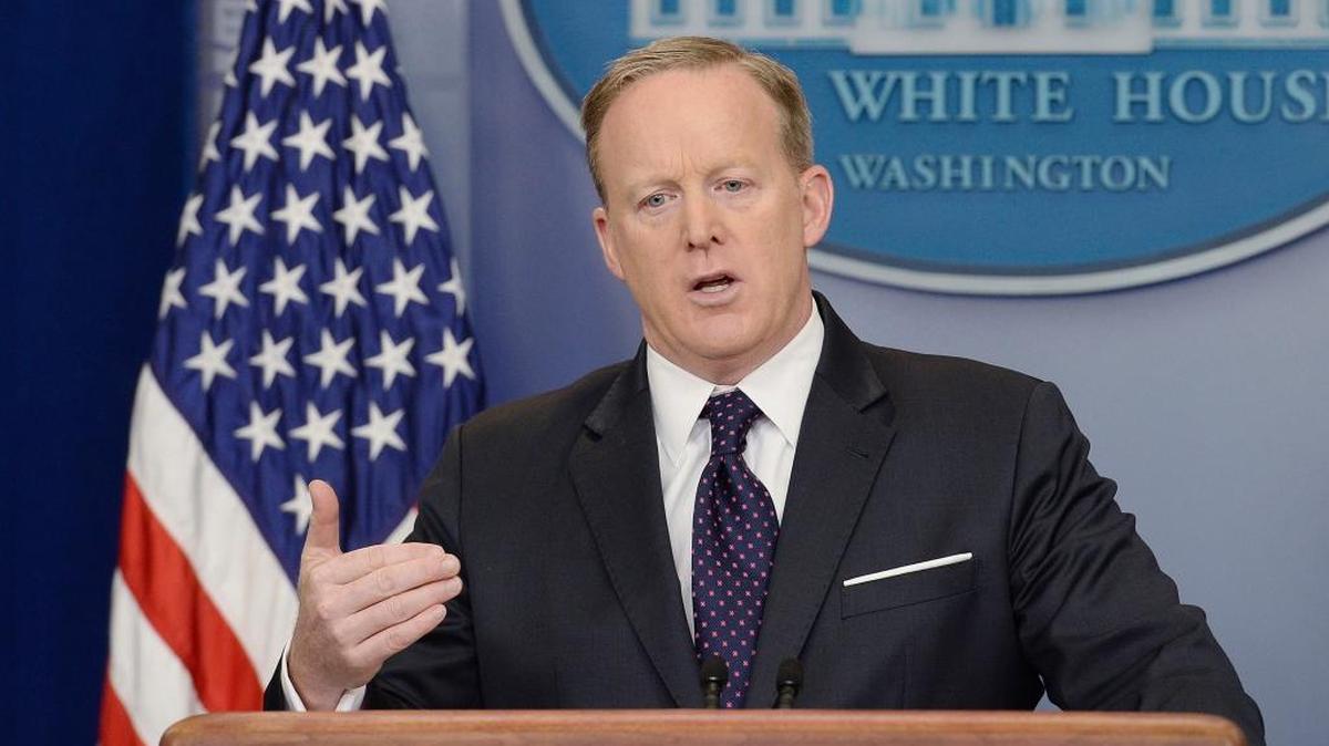 El secretario de prensa de la Casa Blanca, Sean Spicer, habla a la prensa el 29 de marzo en Washington, D.C.