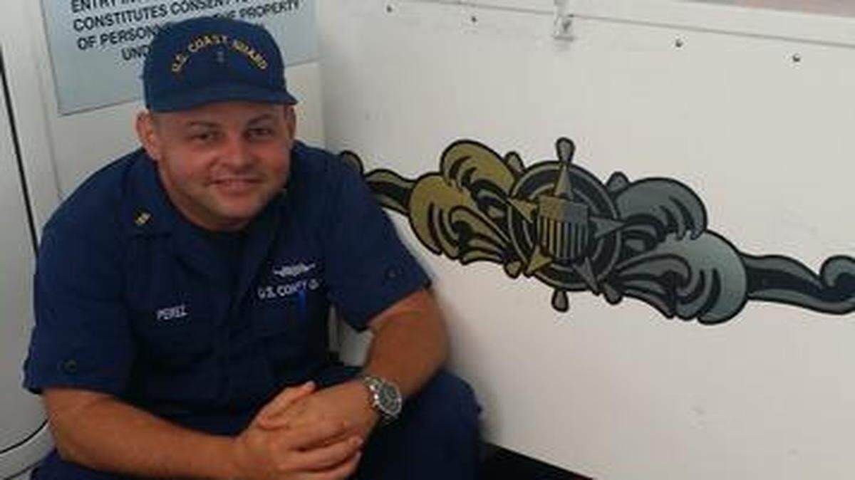 
El oficial Fernando E. Pérez a bordo de un escampavías del Servicio de Guardacostas de Estados Unidos.
