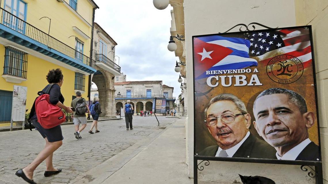 Un cartel con las imágenes de Barack Obama y Raúl Castro el 21 de marzo del 2016 en La Haban.