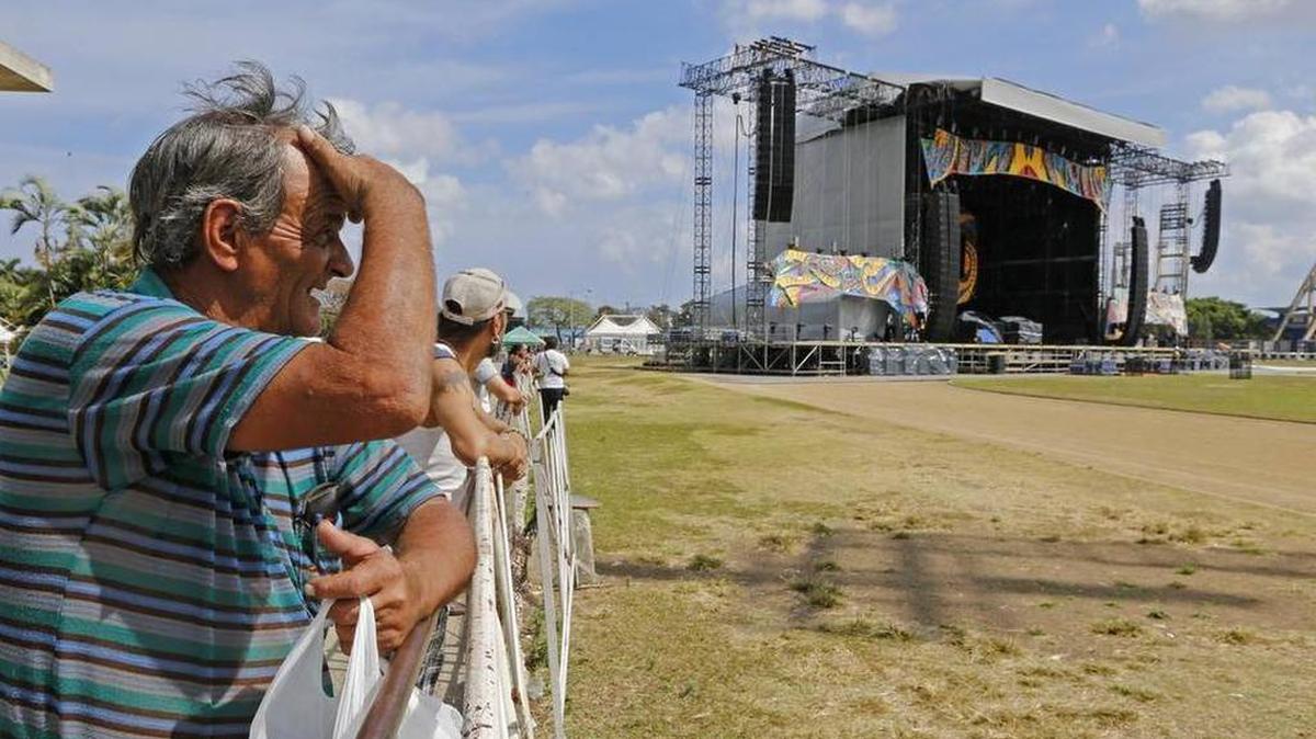 Yuniesky González, quien vio por primera vez a los Rolling Stones en Londres en 1966, cuando tenía 22 años, observa el emplazamiento del escenario en la Ciudad Deportiva de La Habana, donde el grupo tocará el viernes.