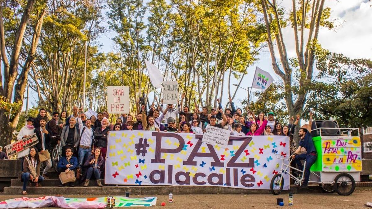 El movimiento Paz a la Calle, con manifestaciones multitudinarias a favor de la paz, se expandió desde Bogotá a todo el país y otras capitales del mundo.