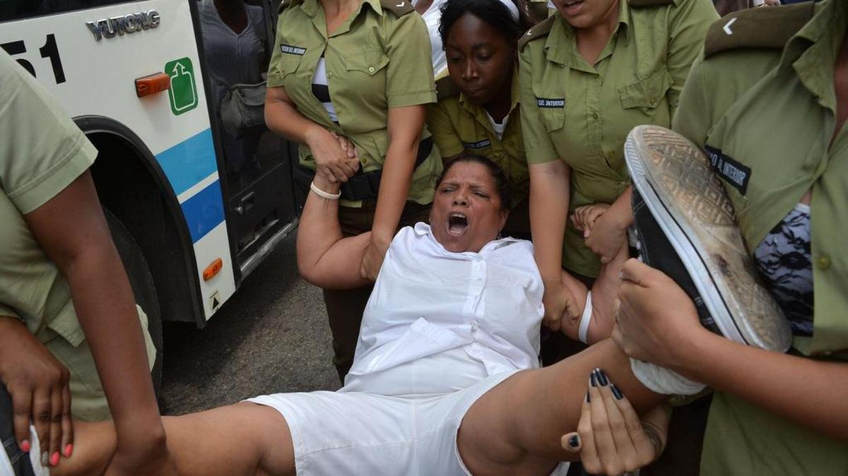Una integrante de las Damas de Blanco es arrestada con violencia el 20 de marzo en La Habana.