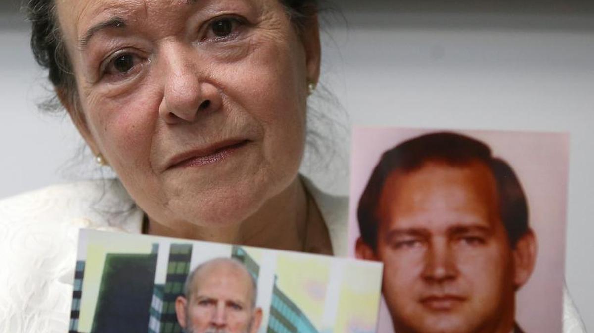 Miriam Arocena, esposa de Eduardo Arocena, condenado por terrorismo desde hace más de 30 años, muestran imágenes de su marido antes y ahora el martes 31 de mayo 2016.