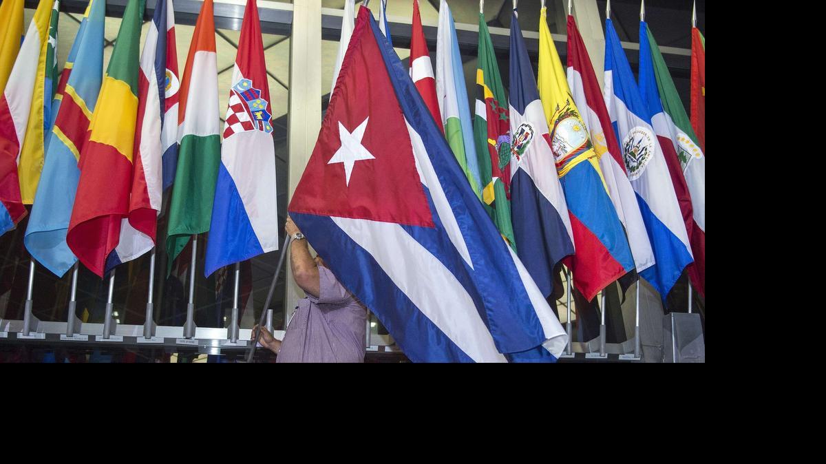 
Estados Unidos y Cuba reanudaron formalmente este lunes sus relaciones diplomáticas, con el izamiento de la bandera cubana en el departamento de Estado, un histórico gesto que pone fin a décadas de hostilidades entre los dos rivales de la Guerra Fría.
