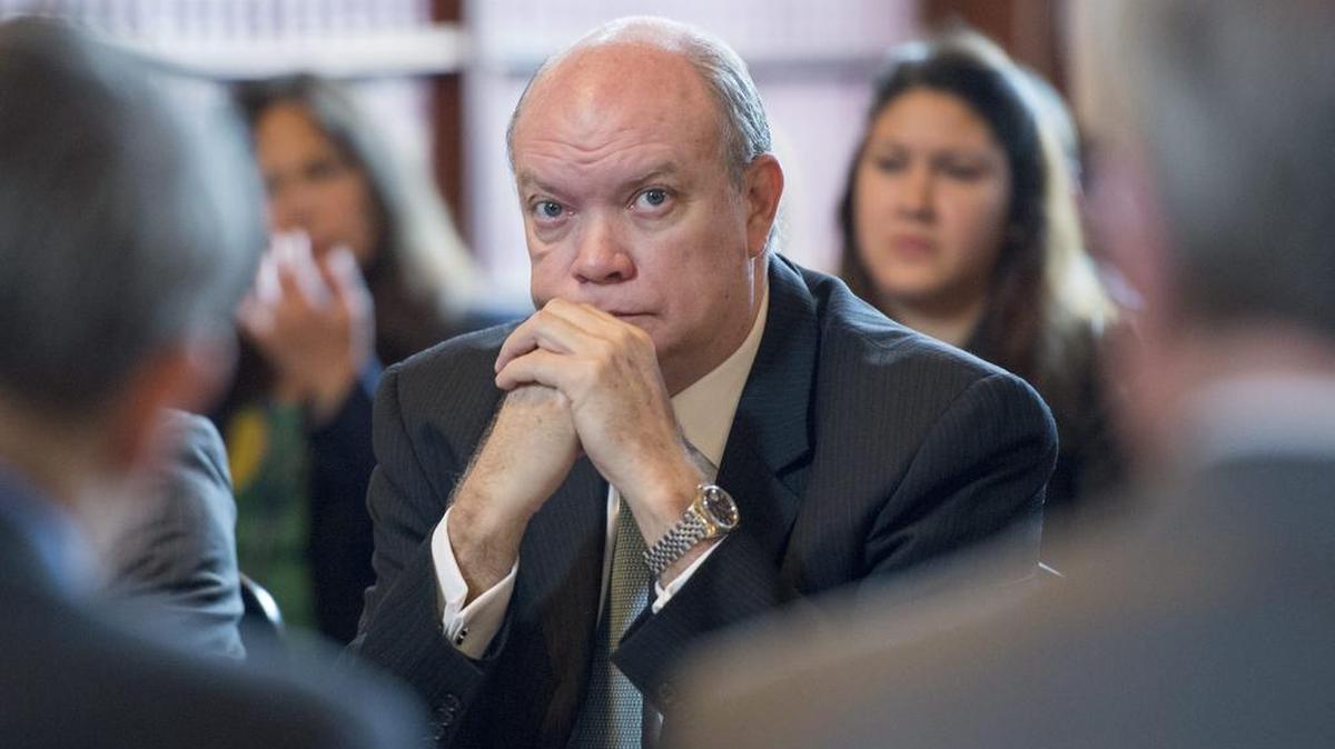 El ministro de Comercio de Cuba, Rodrigo Malmierca (c), atiende al discurso de la Secretaria de Comercio de EEUU, Penny Pritzker (fuera de la imagen), durante el Segundo Diálogo Regulatorio celebrado en Washington, Estados Unidos, el 17 de febrero de 2016.