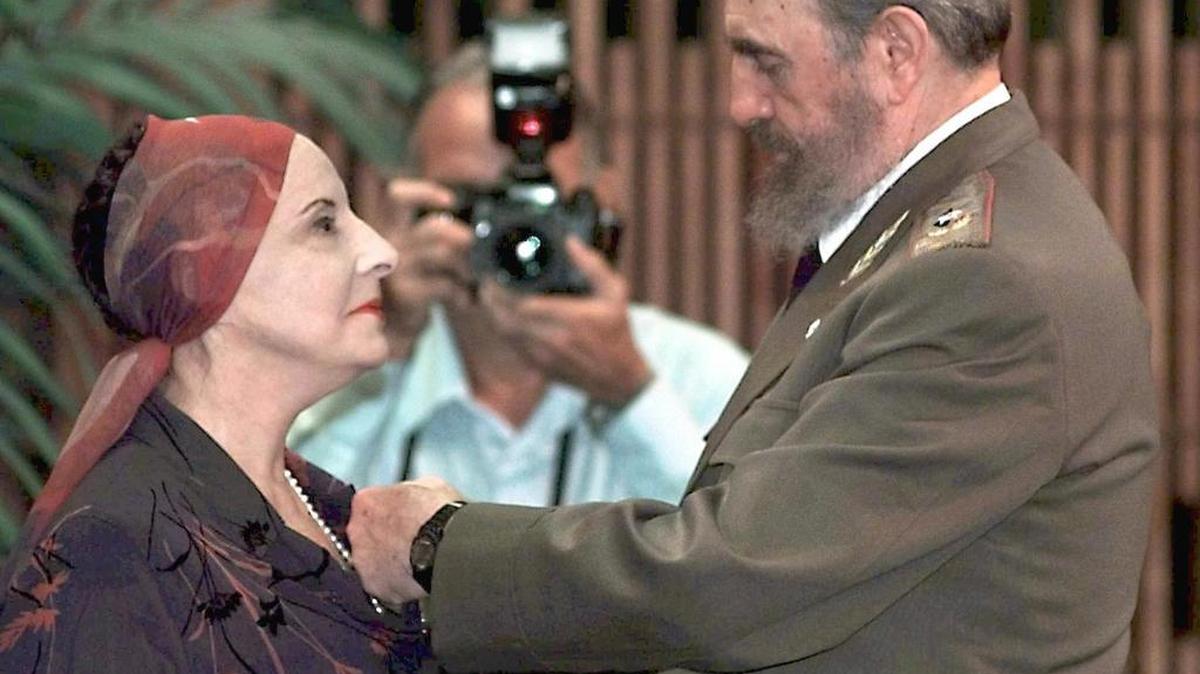 El gobernante cubano Fidel Castro impone el título de Héroe del Trabajo de la República de Cuba a la bailarina cubana Alicia Alonso en el Palacio de la Revolucion en La Habana.