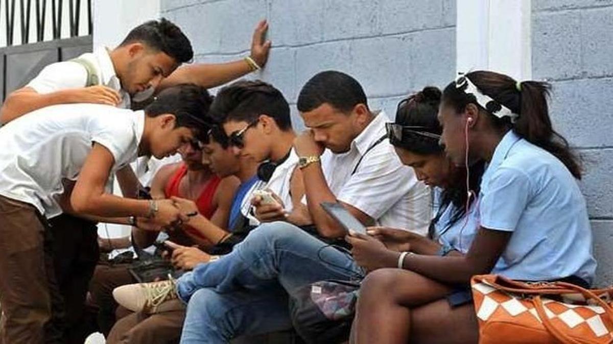 El gobierno de Cuba incita a sus “cibercombatiente” a revisar las páginas “enemigas” de la revolución.