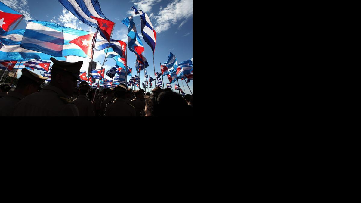 
Estudiantes cubanos participan en una marcha en La Habana este martes, 30 de septiembre, donde exigieron la libertad de los espías cubanos Gerardo Hernández, Ramón Labañino y Antonio Guerrero, quienes permanecen detenidos de EEUU.
