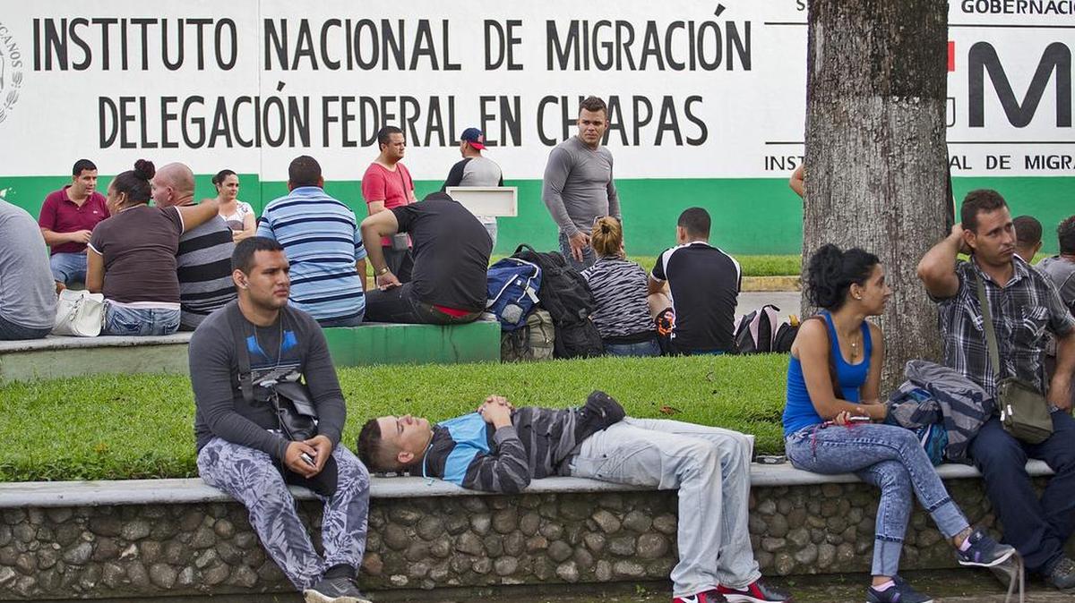 Migrantes cubanos esperan ser procesados en el Instituto Mexicano de Migración en Chiapas en esta imagen reciente.