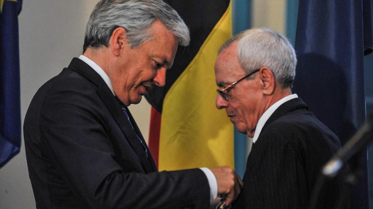 El ministro de Exteriores de Bélgica Didier Reynders (izq.) participa en la decoración del historiador Eusebio Leal de La Habana (der.) el 01 de junio 2016.