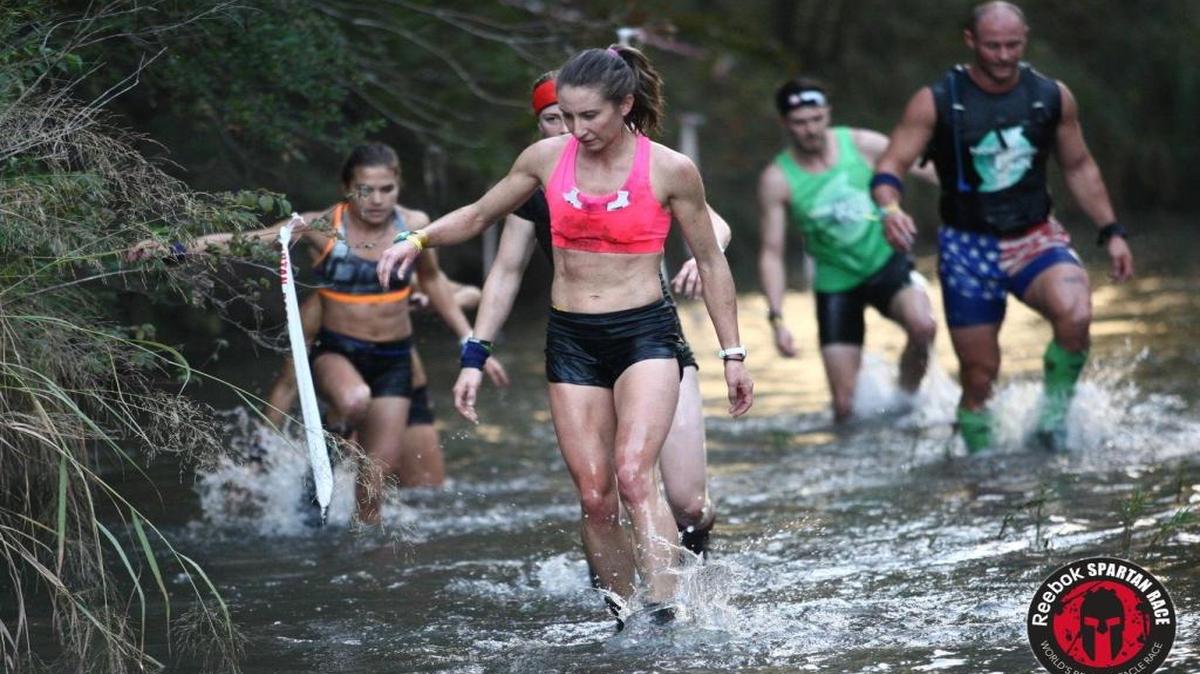 Algunos de los participantes en una carrera de la serie Spartan Race en Dallas.
