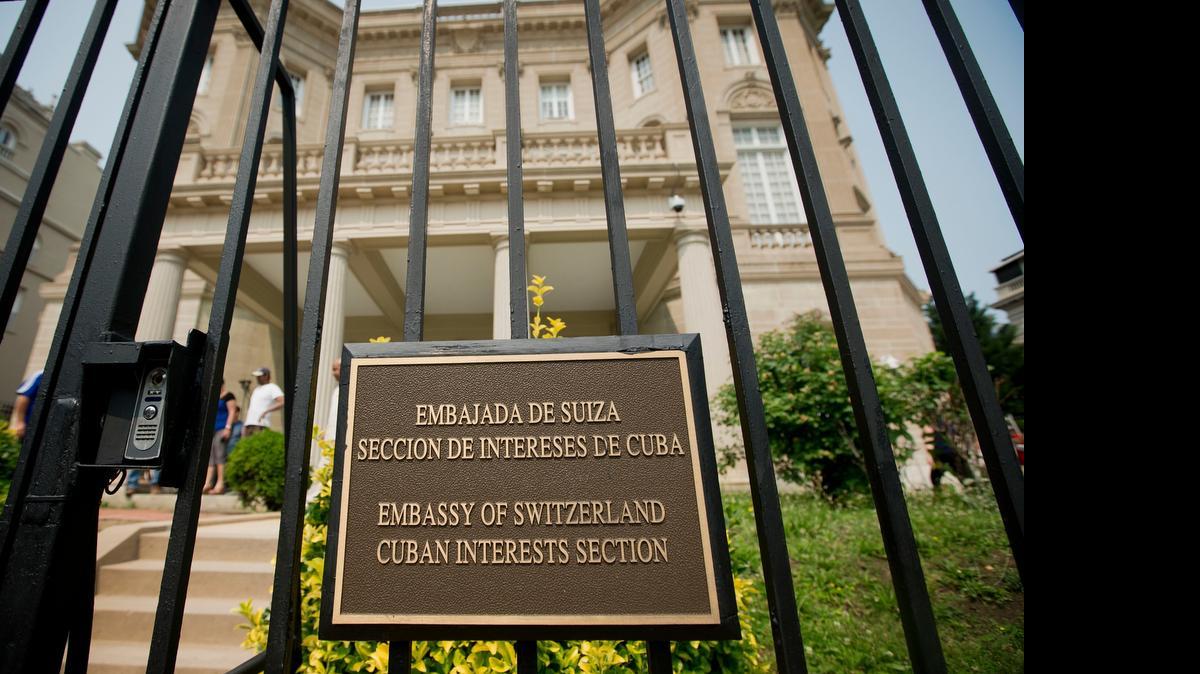 Vista de la Sección de Intereses de Cuba el miércoles 10 de junio de 2015, en Washington. El mástil ubicado a la izquierda está listo para izar bandera en el momento en que se anuncie la apertura de embajadas cubana y estadounidense en las respectivas capitales, dentro del marco de proceso de normalización bilateral iniciado en diciembre pasado.