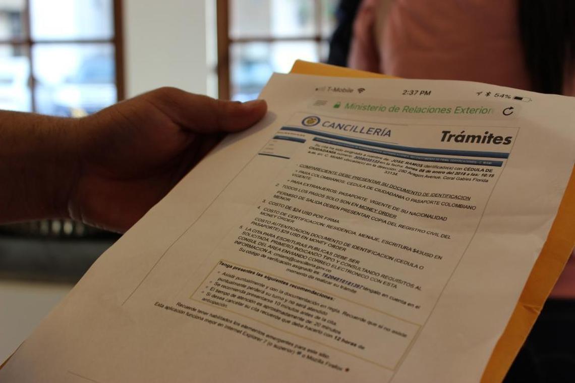 Un cubano muestra los requisitos para la obtención de la visa colombiana en el consulado general de ese país en Coral Gables.