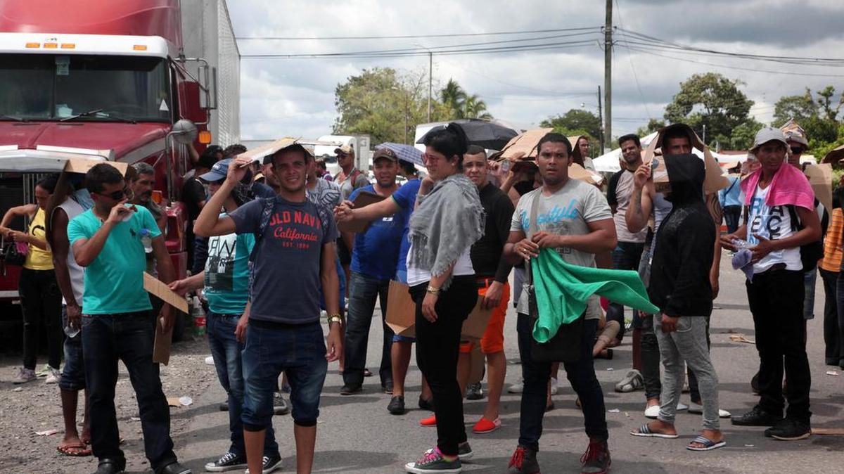 En el puesto de Frontera de Paso Canoas, un grupo de cubanos, bloquean el paso, protestando que no los dejan pasar a Nicaragua, para llegar a EEUU. Foto de archivo