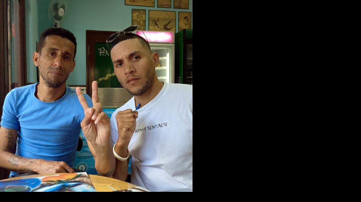 
El rapero cubano Ángel Yunier Remón Arzuaga, conocido como 'El Critico' (der), y el activista disidente Alexander Otero durante una entrevista con el Nuevo Herald en La Habana.
