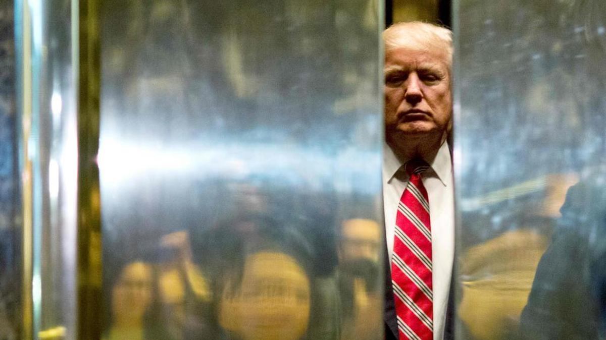 El presidente electo Donald Trump el 16 de enero de 2017 en un ascensor de la Torre Trump en Nueva York.