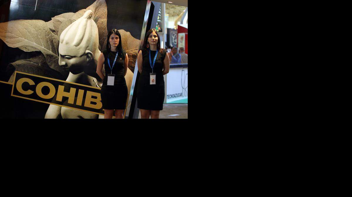 
Dos promotoras en el stand de cigarros Cohiba durante una edición anterior de la Feria Internacional de La Habana, que este año 2014 convoca a empresarios de 60 países. 
