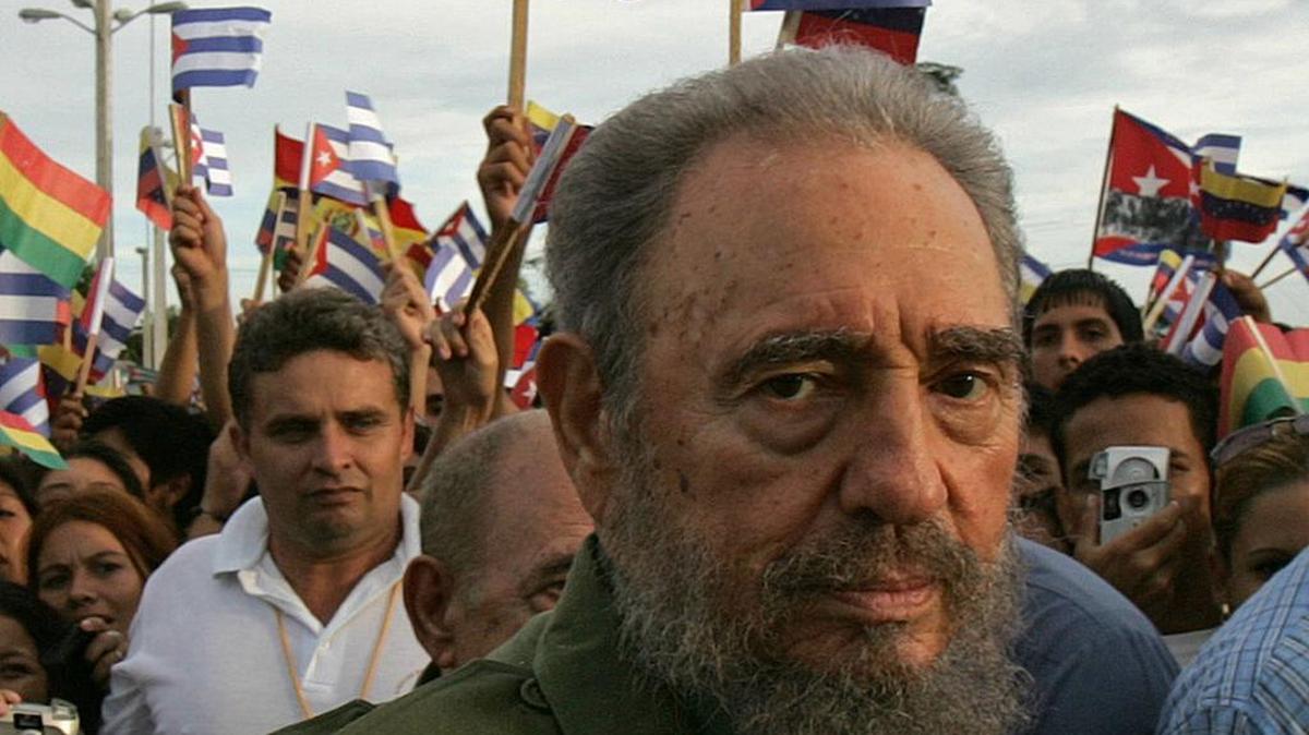 Esta foto de archivo tomada el 26 de julio de 2006 muestra a Fidel Castro participando en un acto en la ciudad de Holguín.