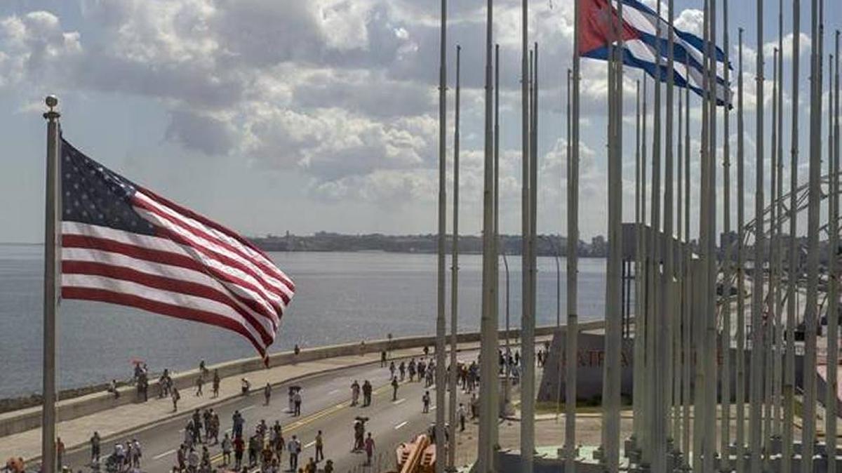 La bandera de Estados Unidos ondea en el exterior de la embajada norteamericana en La Habana