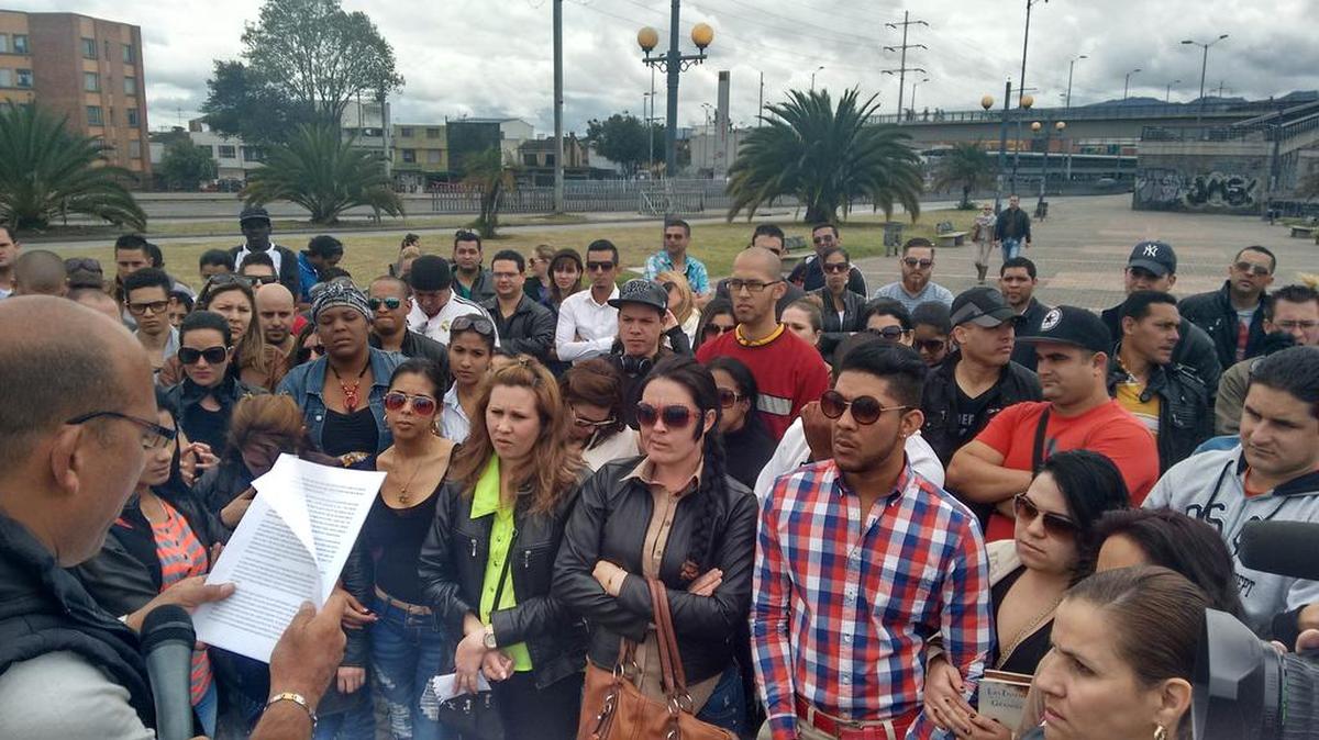 
Galenos cubanos que escaparon de misiones médicas en Venezuela se reunieron el viernes en la Plaza de las Banderas, al sur de Bogotá, para firmar una carta en la que solicitan la mediación de legisladores de Miami ante las autoridades estadounidenses, para acelerar la entrega de visas de refugio. 
