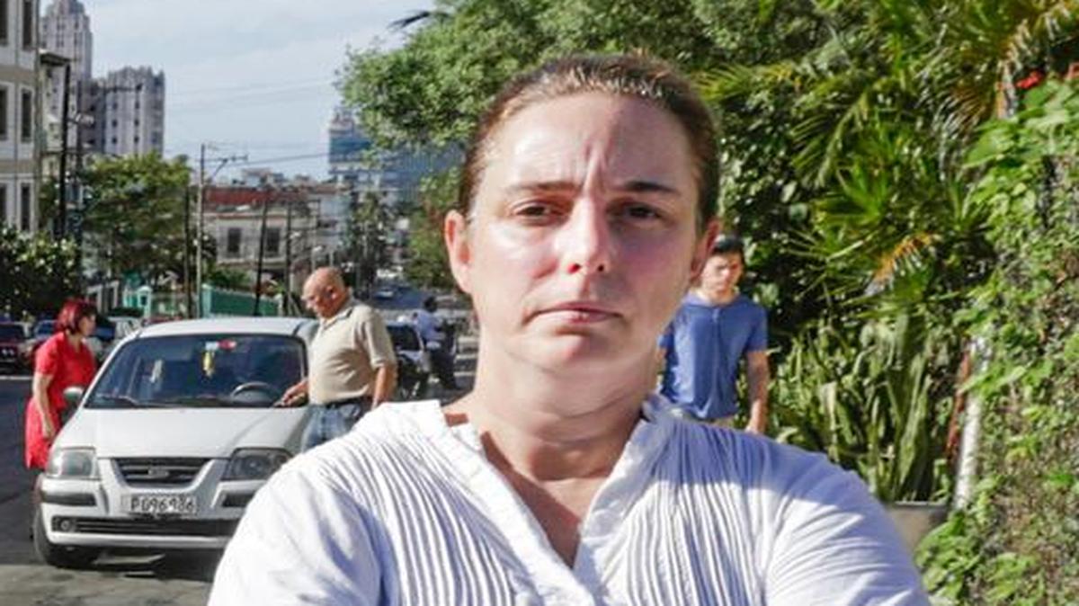 
La artista cubana Tania Bruguera posa en una calle de La Habana después de ser liberada el miércoles 31 de diciembre. Bruguera fue arrestada de nuevo el jueves 1ro de enero, y no se tiene noticias de ella desde ese día.
