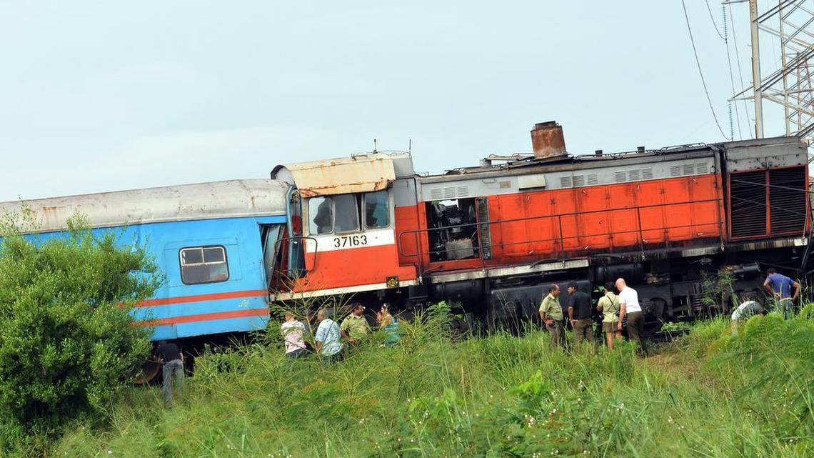 Foto de archivo. Personal de la policía inspecciona el lugar de un accidente de tren en La Habana.