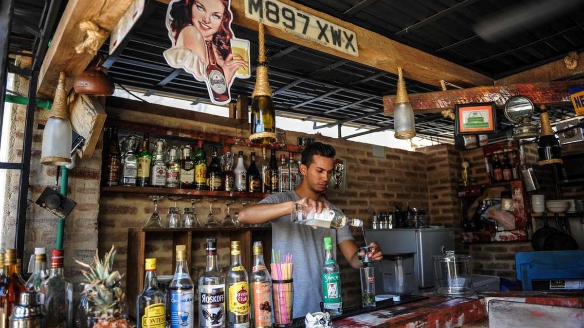 Un hombre trabaja en un bar de un restaurante privado en La Habana.