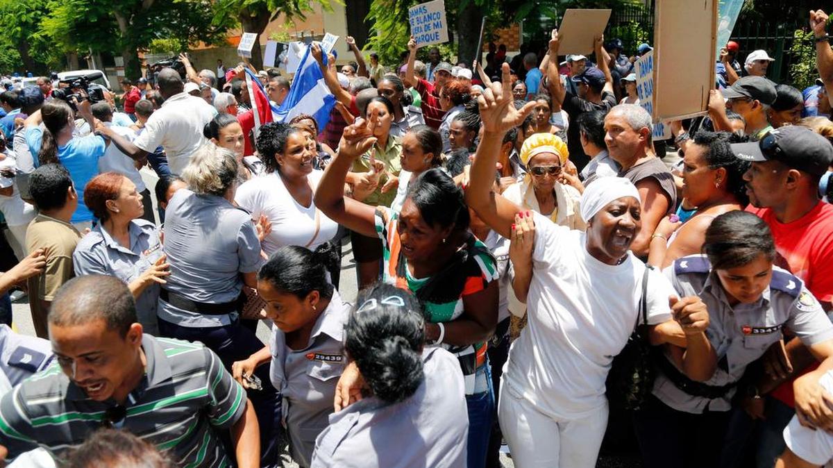 
Integrantes de las Damas de Blanco son detenidas por la policía en julio, en La Habana, tras su marcha de los domingos.
