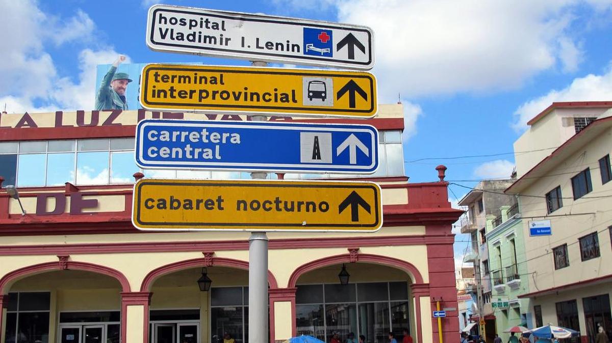 Avisos indicando direcciones de lugares en la plaza central de Holguín, en el este de Cuba, en esta imagen de 2012.