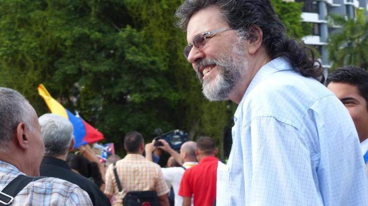
El ex ministro de Cultura de Cuba, Abel Prieto, durante un acto de hostigamiento a opositores venezolanos el miércoles 8 de abril en la ciudad de Panamá.
