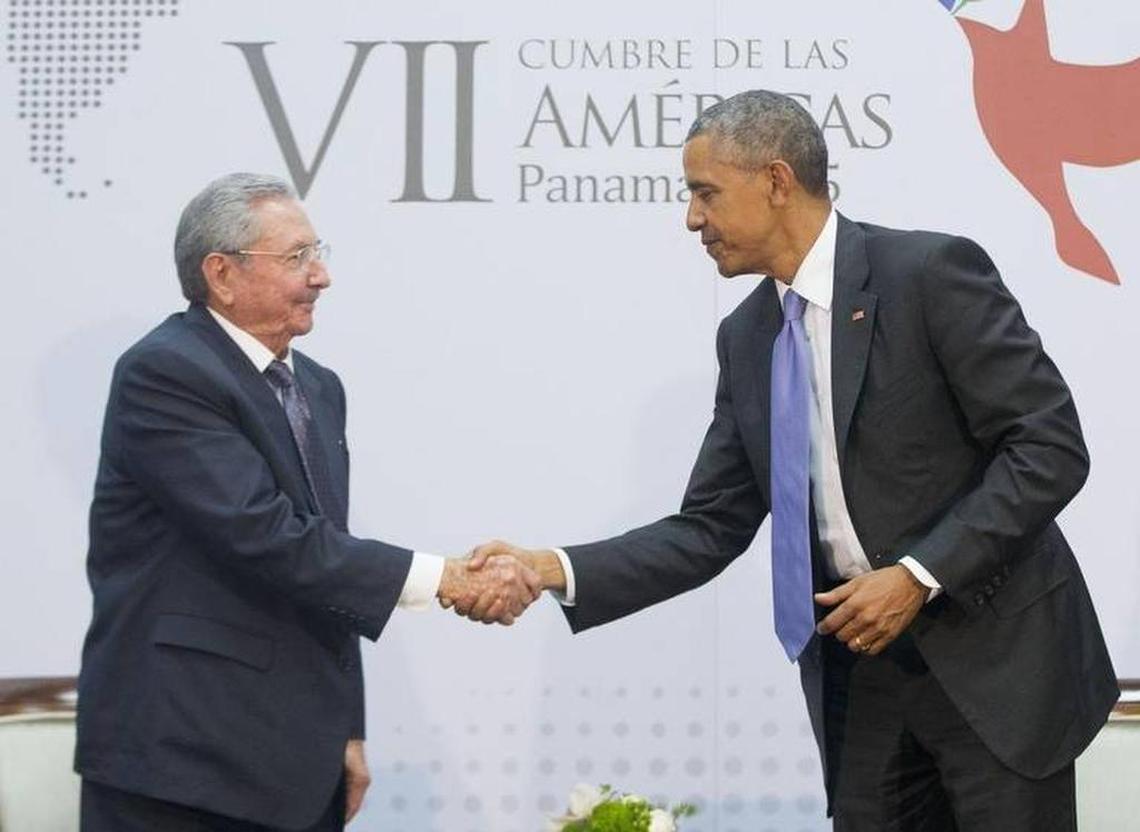 El entonces presidente Barack Obama y el gobernante cubano Raúl Castro se estrechan la mano durante la Cumbre de las Américas en Panamá, en abril del 2015.