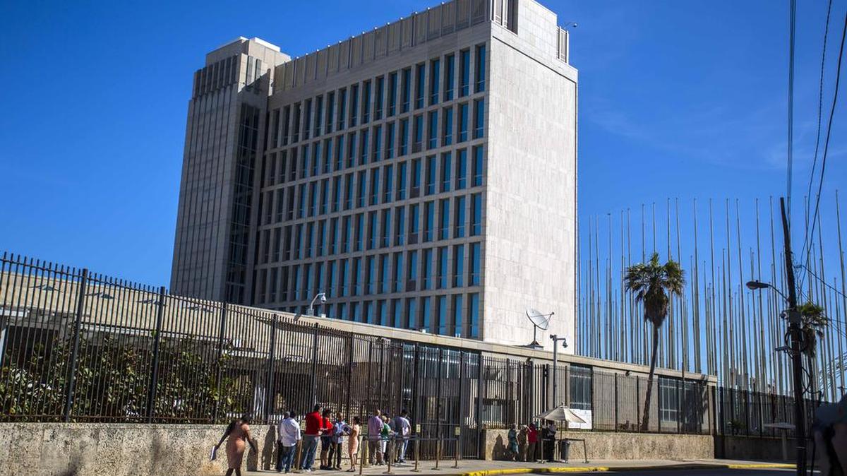 Varias personas hacen fila afuera de la embajada de los Estados Unidos en La Habana, Cuba, en esta foto de archivo.