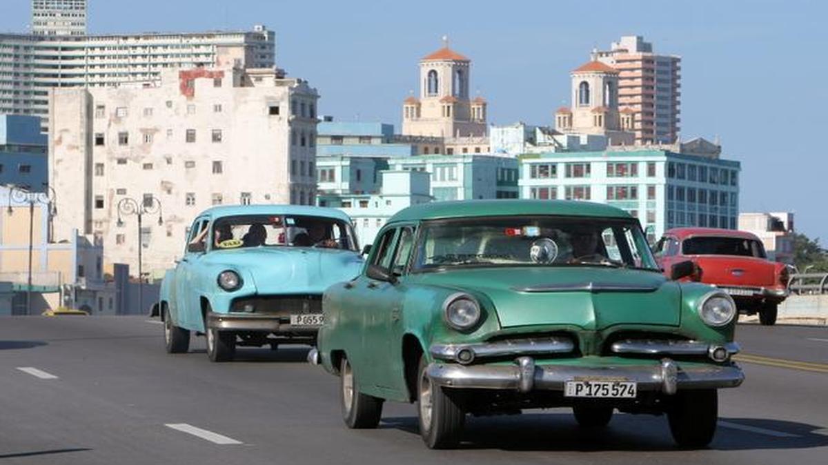 
Vehículos clásicos son vistos por el malecón, el domingo 18 de enero de 2015, en La Habana (Cuba). 
