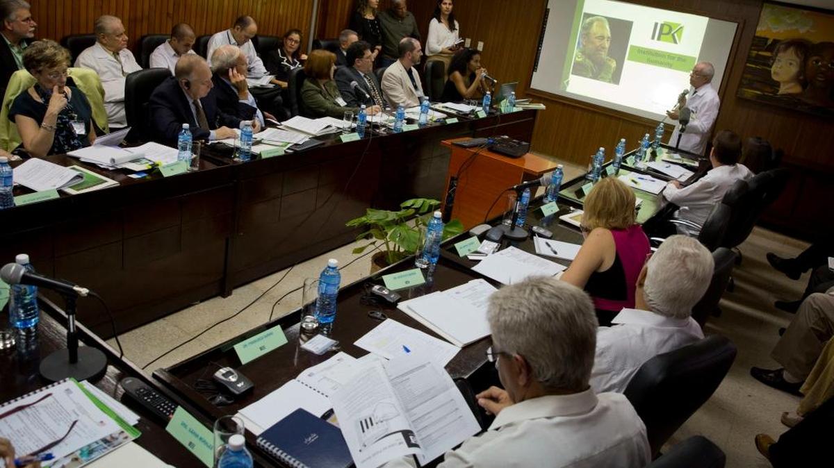 Especialistas estadounidenses y cubanos en enfermedades infecciosas en una reunión en el Instituto de Medicina Tropical Pedro Kourí en La Habana este jueves.