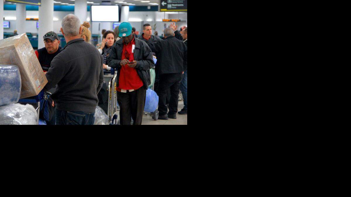 
Viajeros esperan en línea en el Aeropuerto Internacional de Miami para chequear sus boletos con destino a Cuba.


