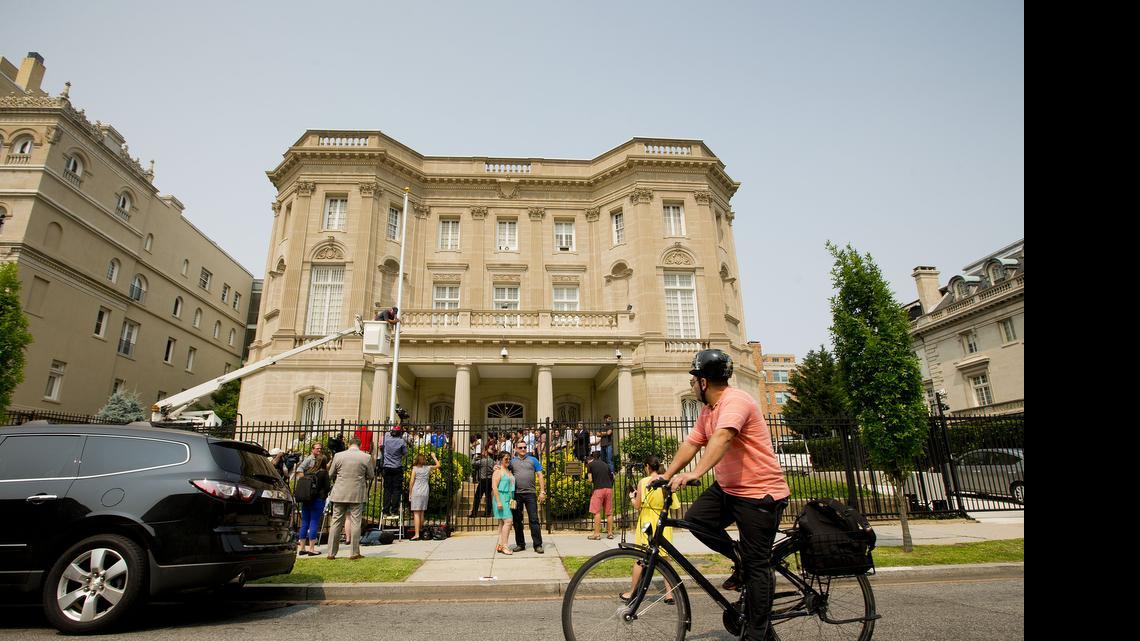 
Un ciclista pasa frente a la Sección de Intereses Cubanos en Washington, que ya está preparada para la reapertura de la embajada del país caribeño en EEUU. 
