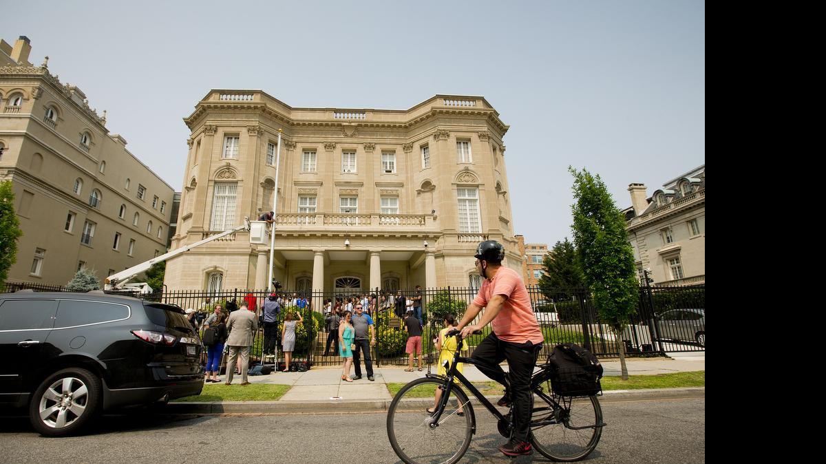 
Un ciclista pasa frente a la Sección de Intereses Cubanos en Washington, que ya está preparada para la reapertura de la embajada del país caribeño en EEUU. 

