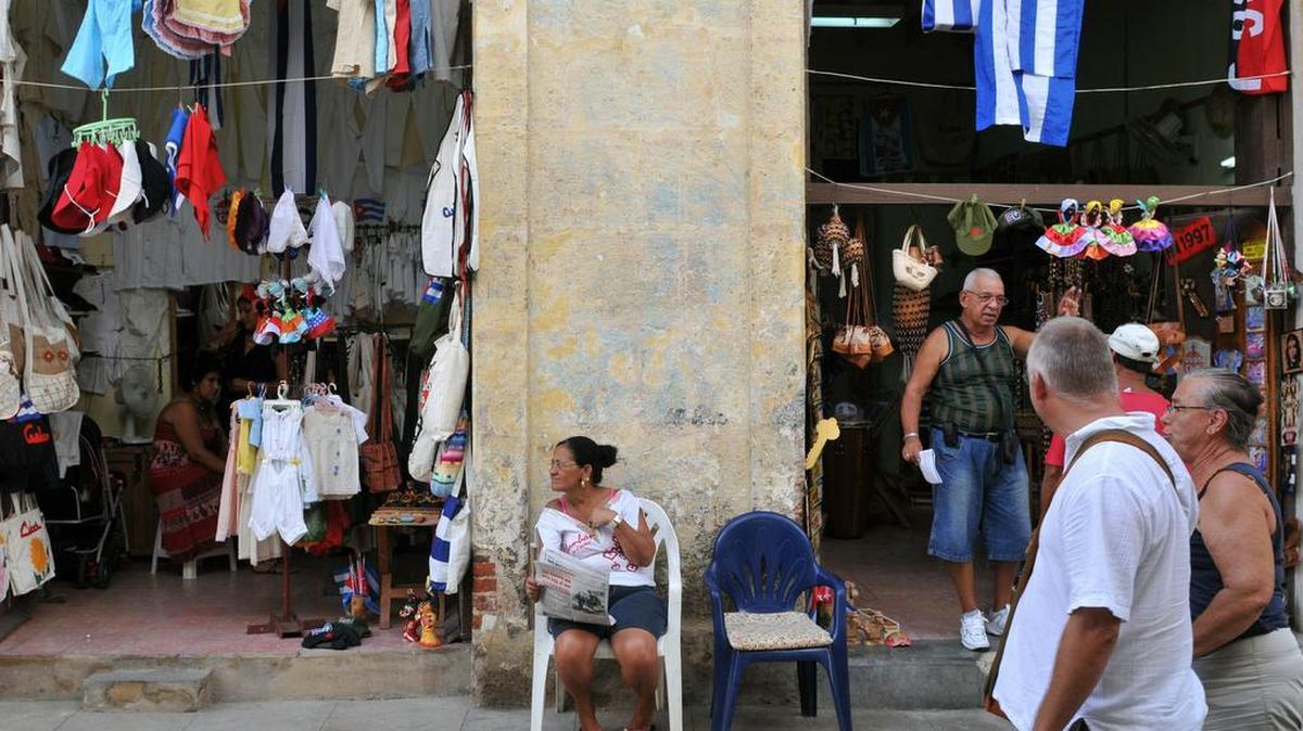 Vendedores cubanos ofrecen su mercancía en un negocio de souvenirs en La Habana. Foto de archivo.