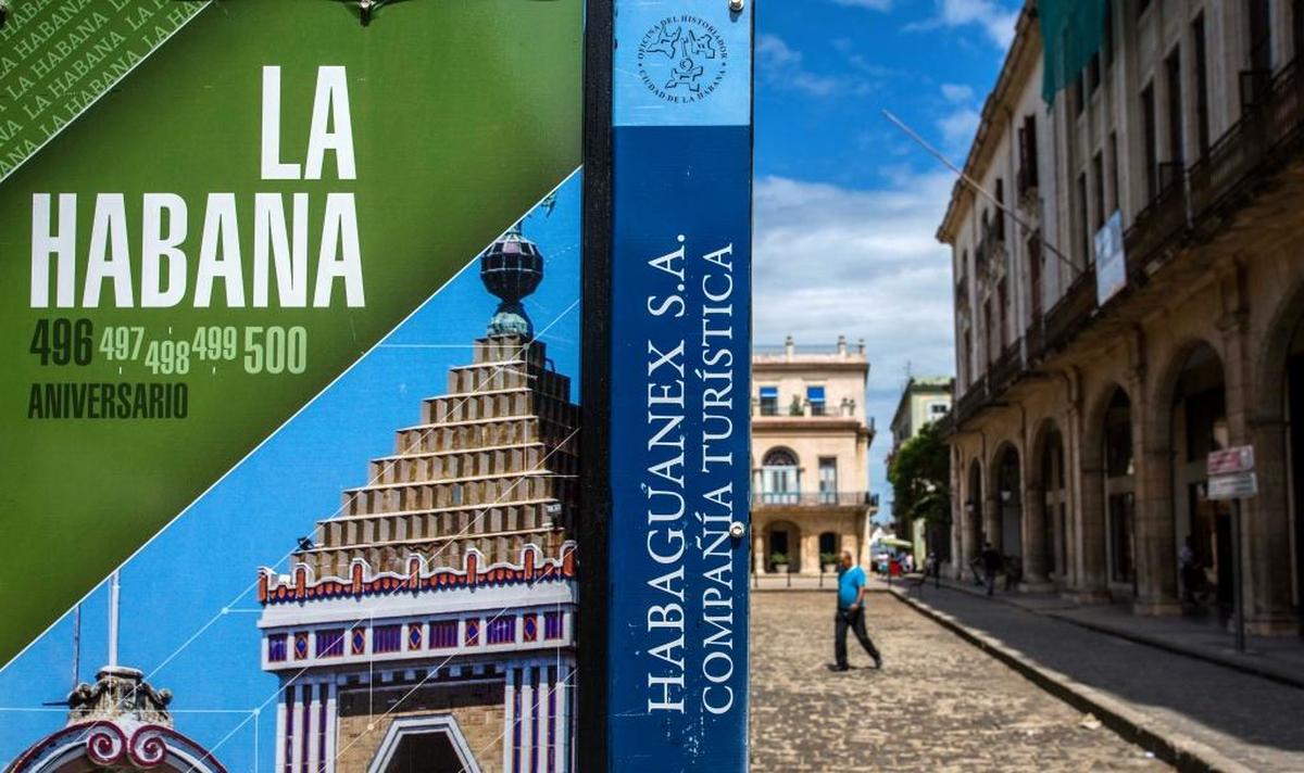 Un poster de Habaguanex, empresa controlada ahora por los militares cubanos, cuelga en La Habana Vieja. Las tiendas y hoteles de Habaguanex están en la lista de prohibiciones del Departamento de Estado.