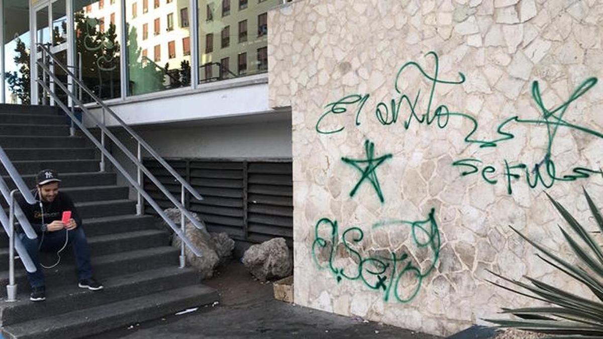 La imagen muestra el grafiti de El Sexto en La Habana, tras la muerte del dictador Fidel Castro.