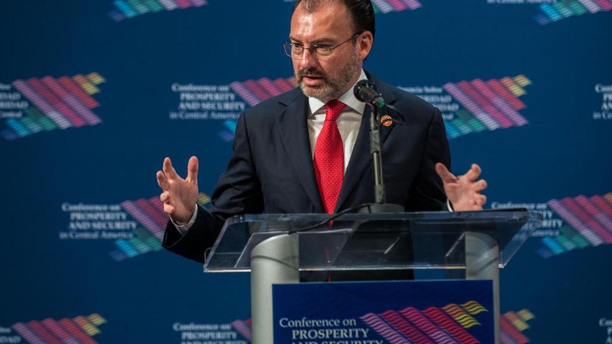 El secretario de Relaciones Exteriores de México, Luis Videgaray (d), habla durante la inauguración de la cumbre económica y de seguridad sobre Centroamérica el jueves 15 de junio 2017, en Miami, Florida.