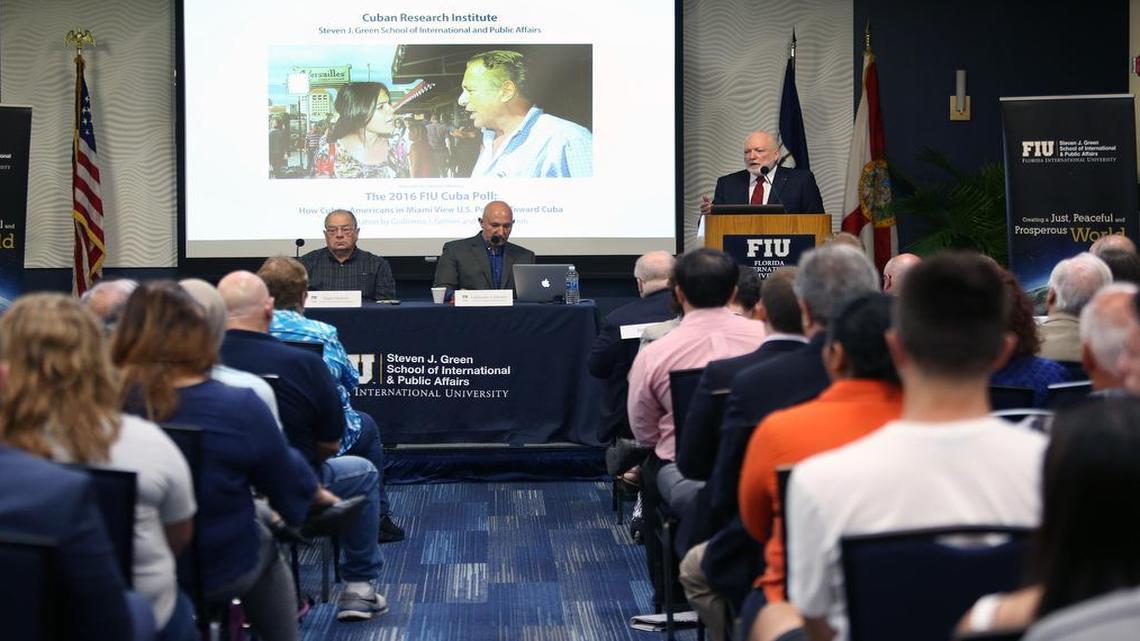 Jorge Duany ( der), director del Cuban Research Institute, durante la presentación en la Universidad Internacional de la Florida ( FIU) de los resultados de la encuesta sobre Cuba.