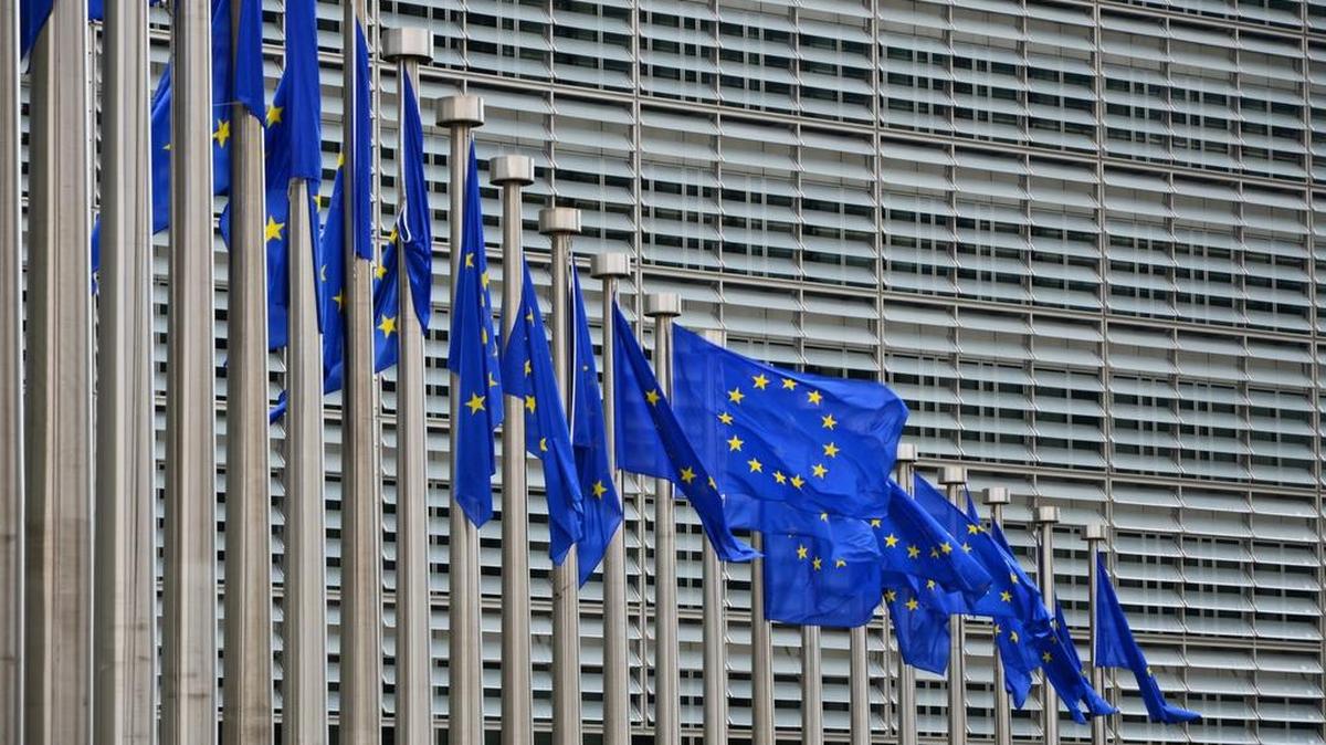 Banderas de la Unión Europea (UE) ondean en la sede de ese organismo.