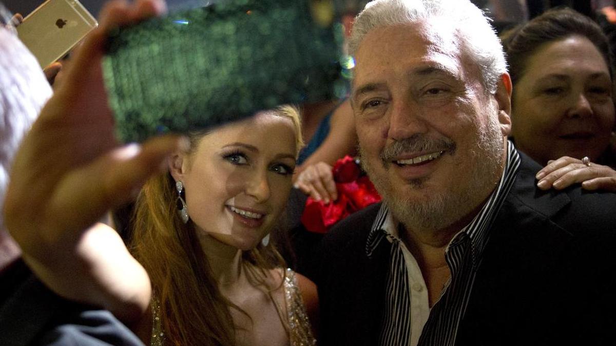 Paris Hilton posa para un selfie con Fidel Castro Díaz-Balart, hijo del ex gobernante cubano, durante la cena de gala del 17 Festival del Habano en La Habana, el 27 de febrero.