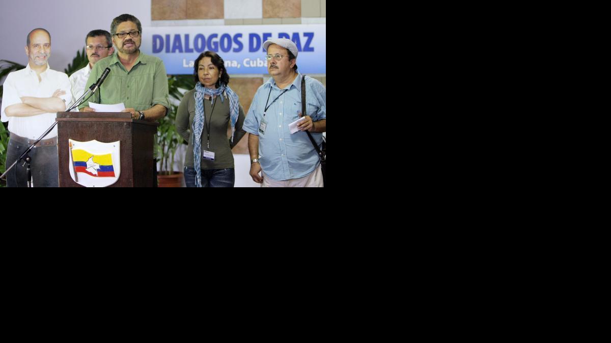 
El segundo jefe de las Fuerzas Armadas Revolucionarias de Colombia (FARC) Luciano Marín, alias “Iván Márquez”, lee un comunicado junto el jueves en La Habana.


