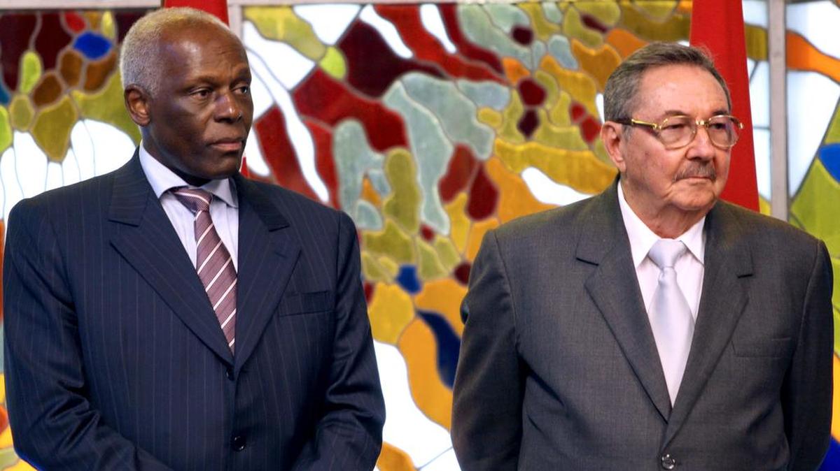 El gobernante cubano Raúl Castro y el presidente de Angola, José Eduardo Dos SAntos en un encuentro en La Habana el 21 de septiembre de 2007.