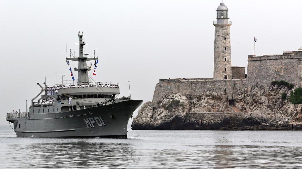 El buque ARM "Huasteco" de la Armada de México arriba al puerto de La Habana (Cuba) el viernes 17 de junio de 2016.